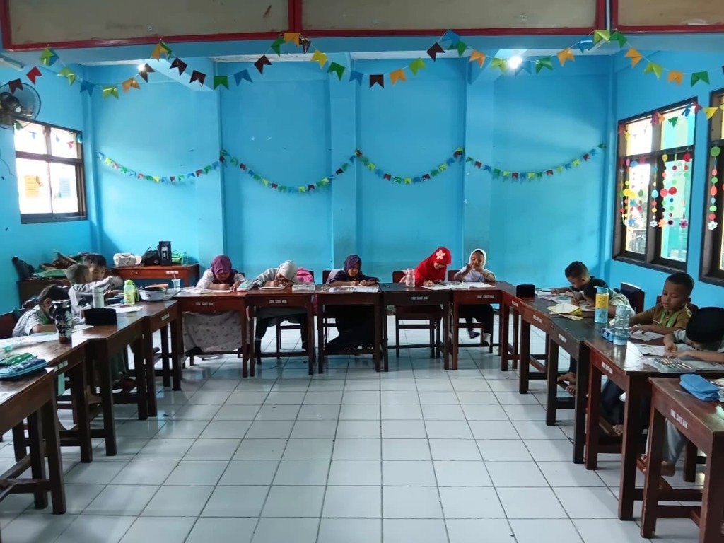 Santriwan-santriwati MI Plus Al - Umariyah tekun belajar menulis dan membaca di ruang kelas